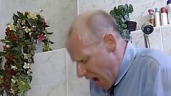 Una troia tedesca dai capelli scuri viene distrutta da due cazzi duri in bagno