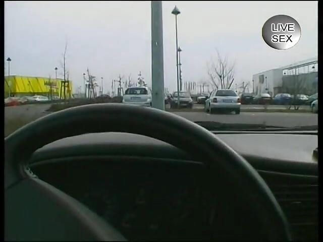 Gordita milf puta satisface su coño en coche