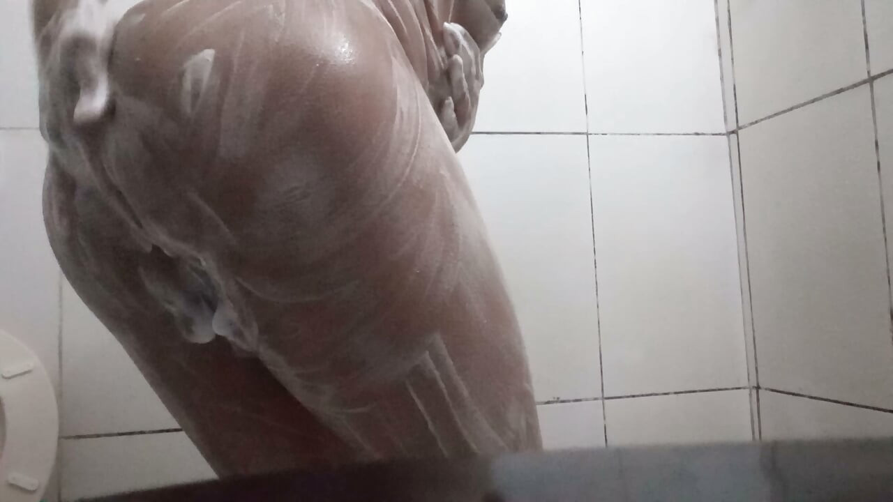 بوی خیلی خوبی می‌دم و کلیتوریسم حسابی خیس و آماده‌ست.