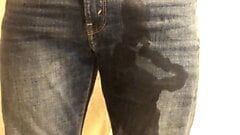 Femboy versucht in Jeans zu pissen