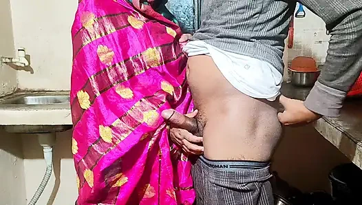 Desi-indische Stiefmutters saugende Köchin