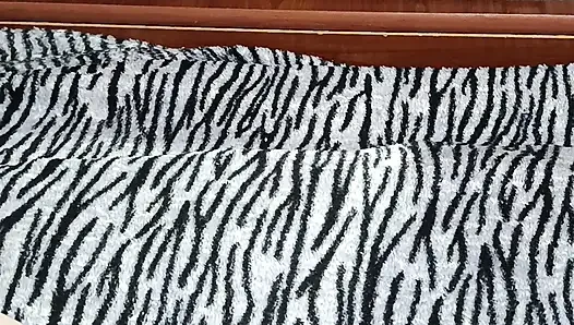 Külotunu Çıkarmadan Aynanın Önünde Ev Yapımı Mastürbasyon