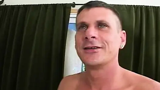 Heißer Handjob auf dem Sofa