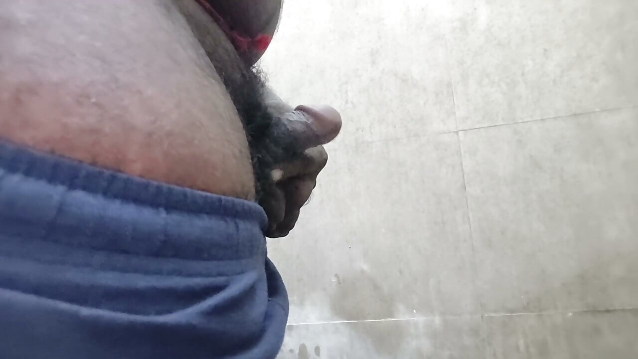 तमिल लड़का पब्लिक टॉयलेट में पेशाब करता हुआ