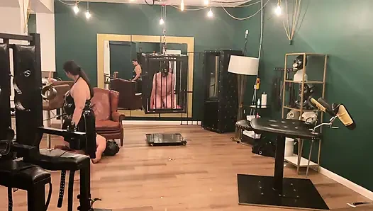 Klaffende anal-subs wurden von dommes pulsierendem spielzeug weit gedehnt