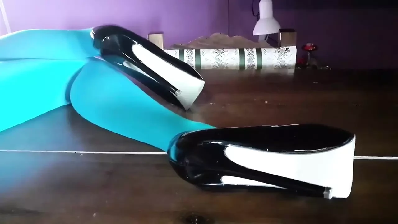 Mamă sexy cu picioare frumoase în ciorapi și tocuri întinse pe masă