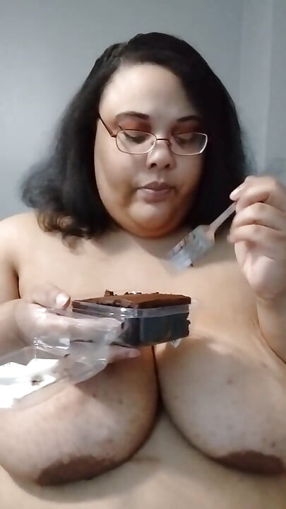 Sumbat muka saya dengan kek coklat