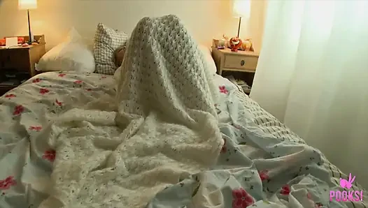 College-süße remi dildo knallt ihre fotze im bett und kommt!