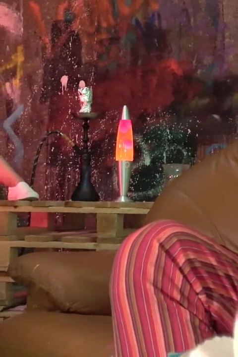 Fakehub Originals - Brunette Amirah og Steve møtes innendørs på en kafé før sydende fitteslikking og en rotete ansiktsbehandling