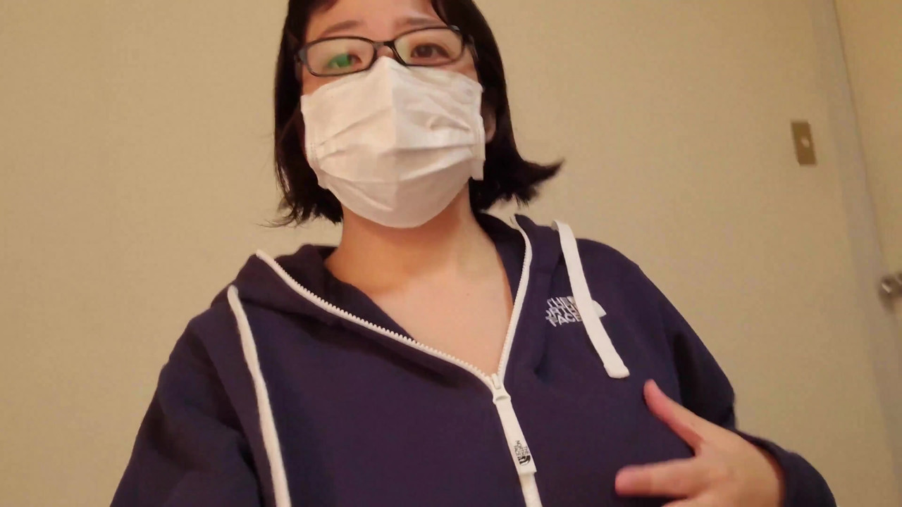 おまんこ弄って感じる人妻