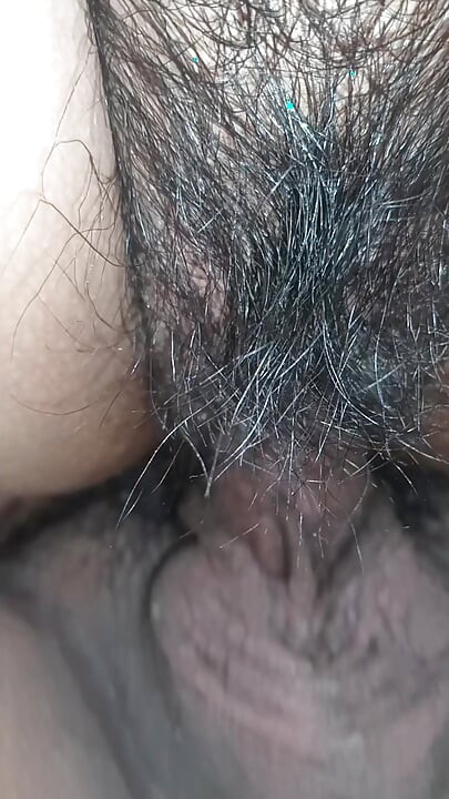 Nahaufnahme einer haarigen und sahnigen muschi