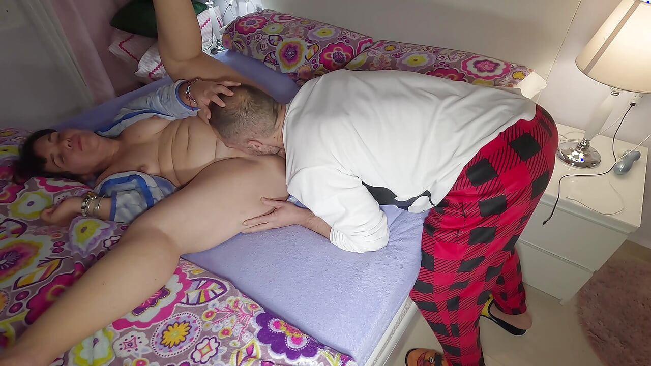 Mi esposa me deja follar su culo y tiene un gran orgasmo anal. Anal amateur