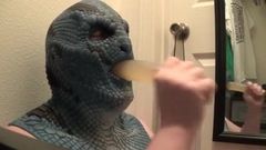 Maschera di lucertola in lattice che succhia il dildo
