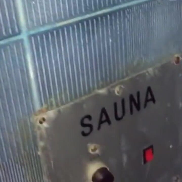 Jelo. Rep crne žene i prijatelja snima sve