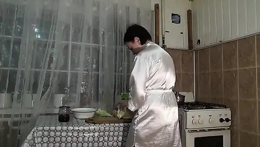 Sexy unordentliche hausfrau mit dicken titten! JOI! Titten mit essen bedeckt!