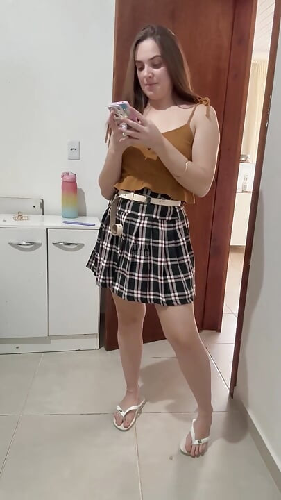 Esposa rabuda brincando com rosa