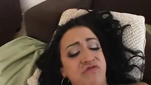 У латины огромный член внутри ее влагалища