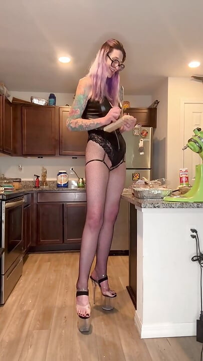 73 Giantess Cooking in Tiny Kitchen