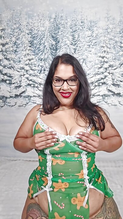 Cewek semok ini lagi asik nyepong kontol dan bugil di depanmu