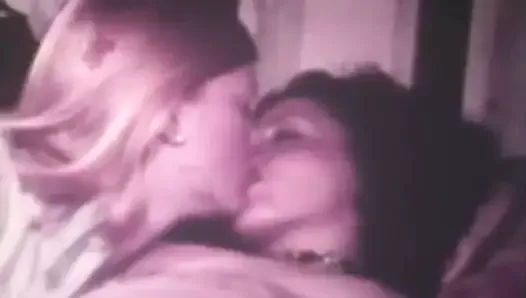 Dwie dziewczyny osiągają orgazm w sposób lesbijski (lata 70.)