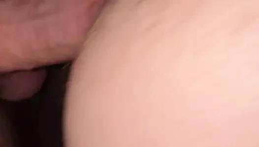 Orta yaşlı seksi kadın yalanıyor ve dolduruluyor