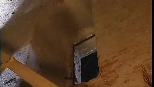 Eski bir kulede amını parmaklayan bir sarışın, sikişecek bir yarak buluyor