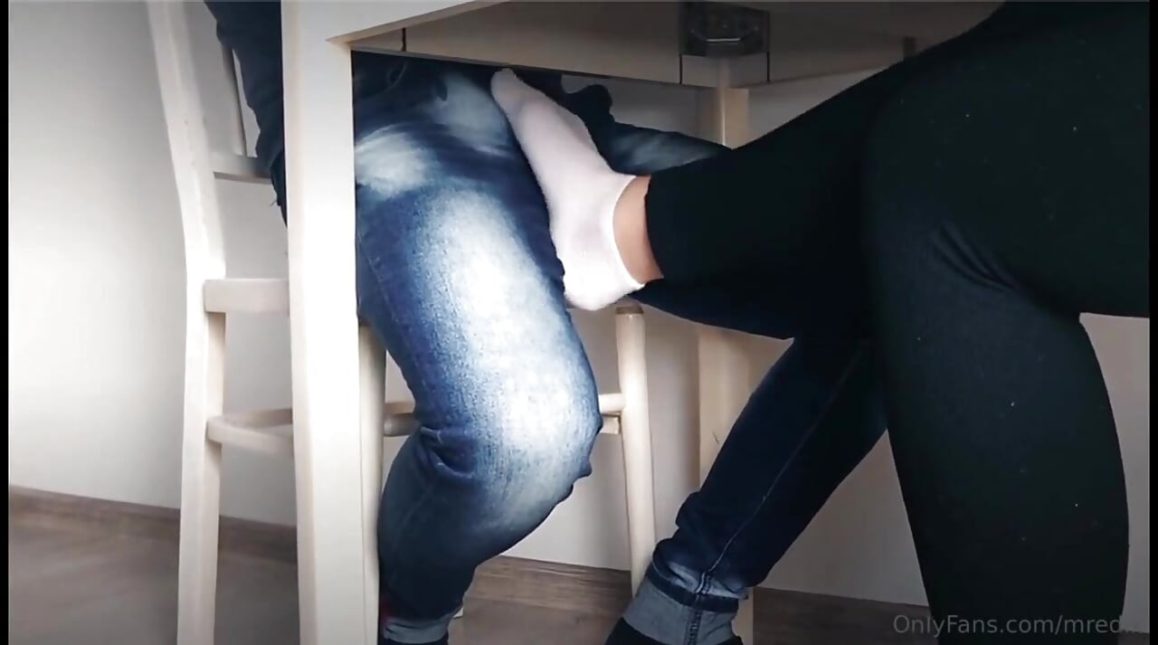 Footjob 40 menit sampai muncrat dalam 28 menit