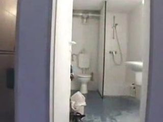 Madura bbw señora de la limpieza hace dos chicos en el baño de hombres