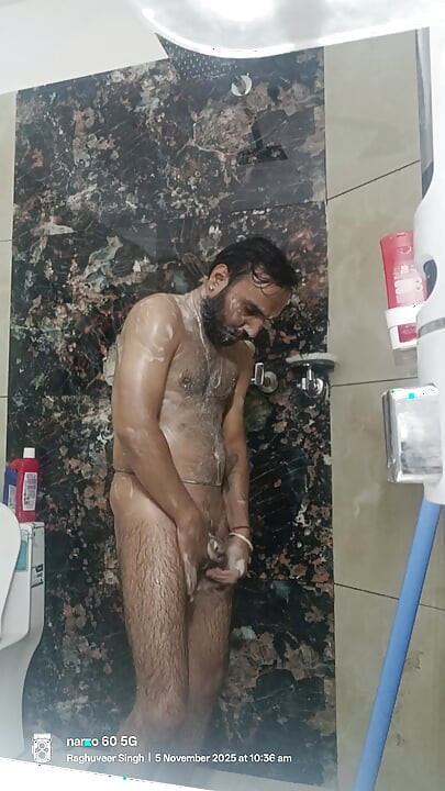 Polisi wale paman gand maarte hue