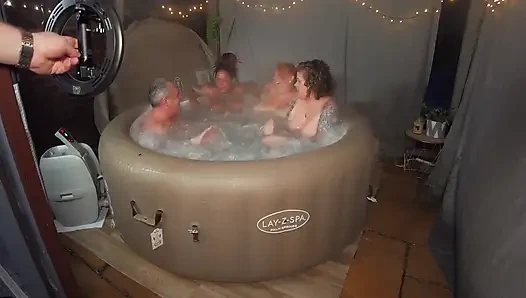 Групповое развлечение в горячей ванне MFFF