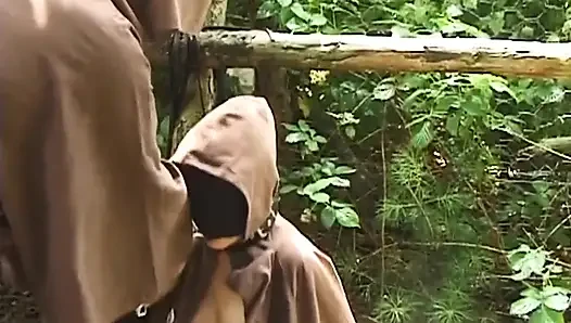 Bağlı olgun sarışın orta yaşlı seksi kadın ağaca karşı anal sikiliyor