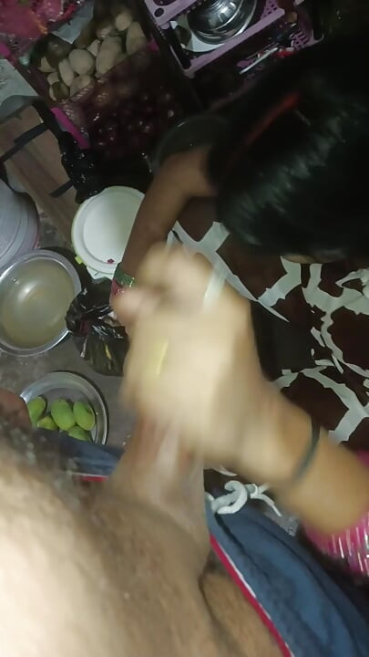 Sister-in-law in the kitchen, sister-in-law took out the water of the brother-in-law's land, showing big boobs with her hands Hindi audio.
