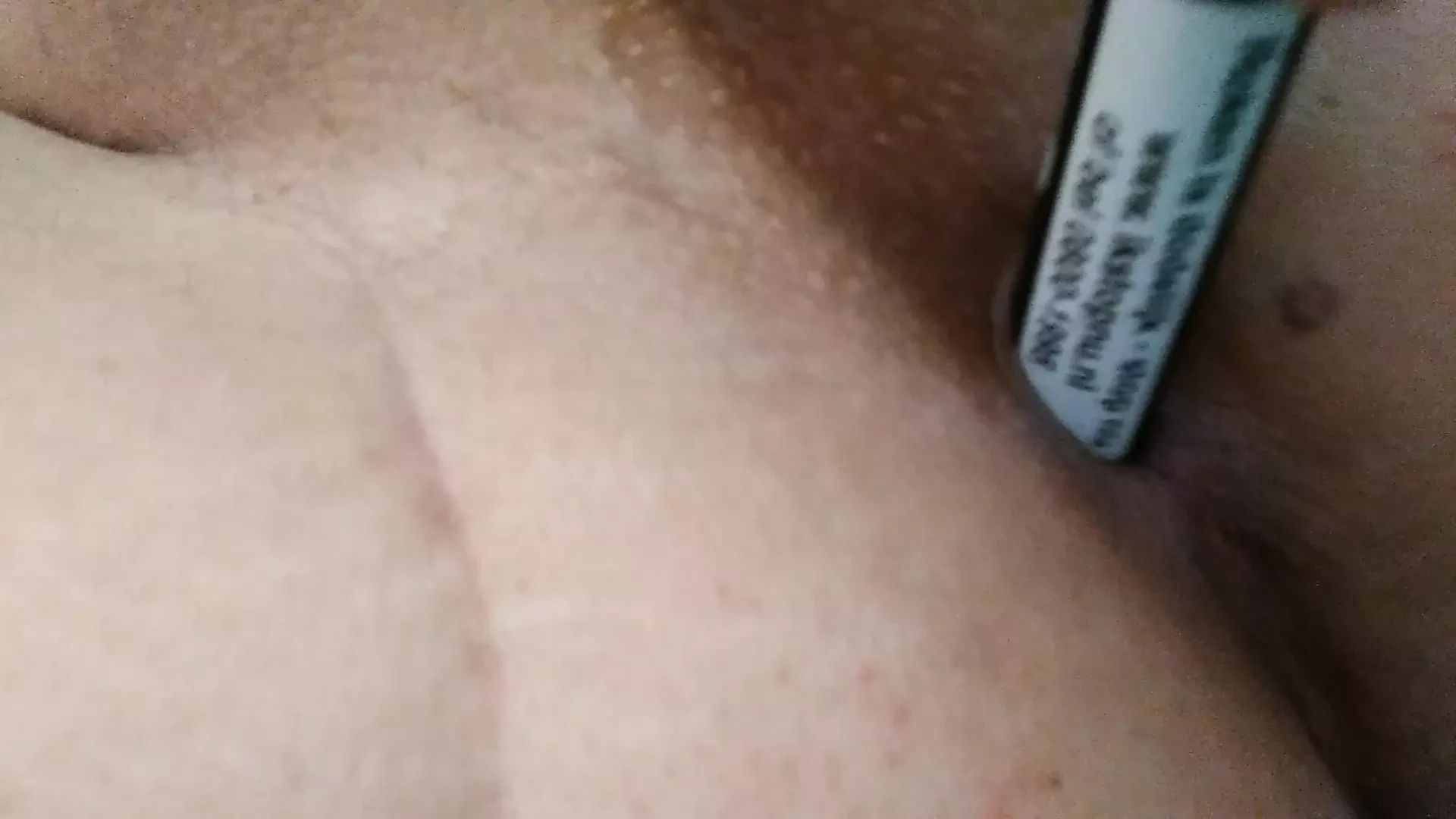 Fodendo minha bunda virgem com um objeto de rondom. Alguma sugestão? Me conta