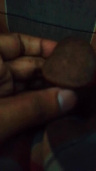 Ένα αγόρι απολαμβάνει το χρόνο του τη νύχτα μόνο του