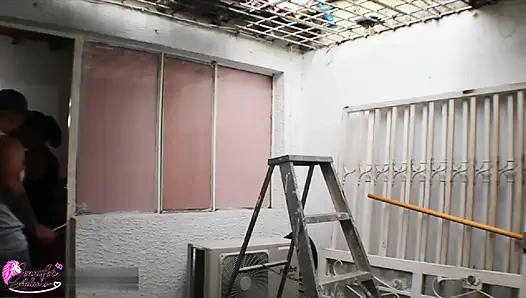 Elektrikçiye ulaşıyorum, faturalarını ödemek için bana sert seks yapıyor - Porno