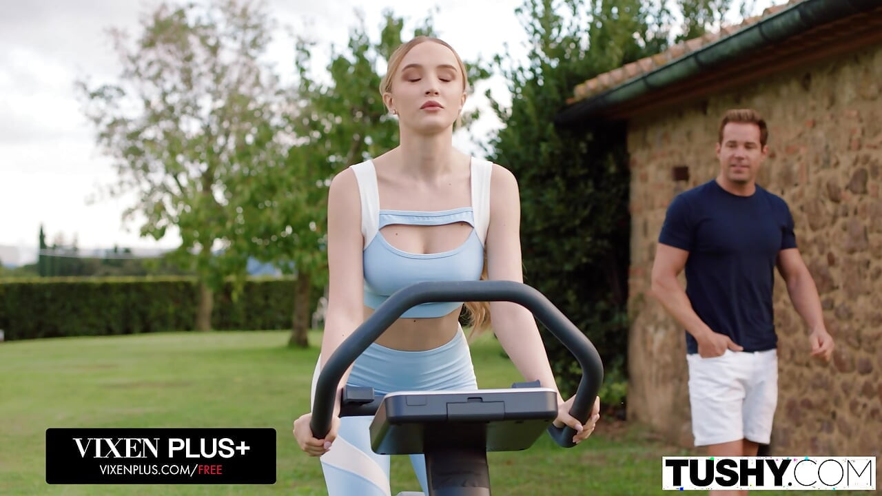 Tushy 丰满的Polly Yangs被肛交，而她完美的巨乳则弹跳