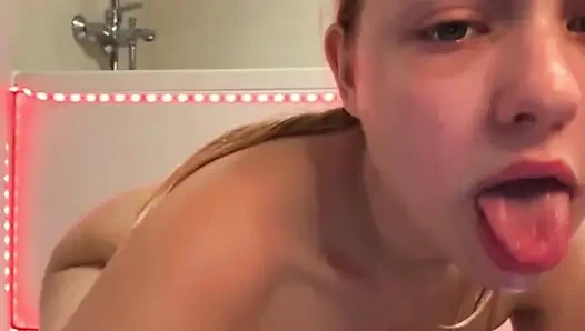 Büyük dildo sikiyor ve jucielussie ile emiyor