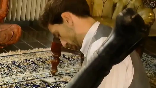 Мускулистый босс дрочит хуище и трахает пальцами задницу - взрывной камшот!