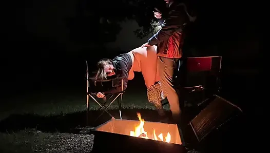 Ehefrau erwischt beim masturbieren auf der öffentlichen toilette, dann am lagerfeuer gefickt