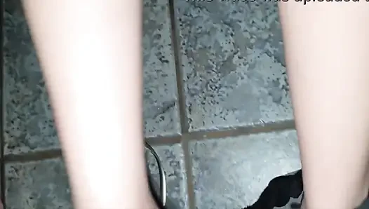 Seks yapmak için külotunu çıkarmıyor.