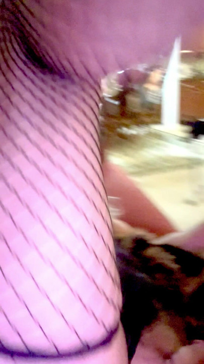 Seksi plavuša transvestita transvestitska masturbacija jebe svoj novi debeli dildo