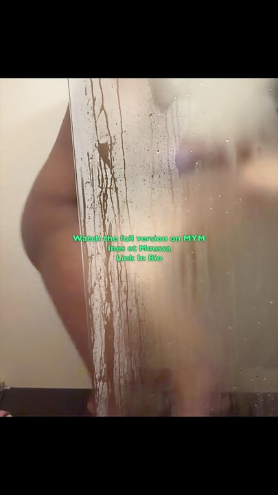 19 साल के अरबी युवक ने अपने दोस्त के शॉवर में सेक्स किया।