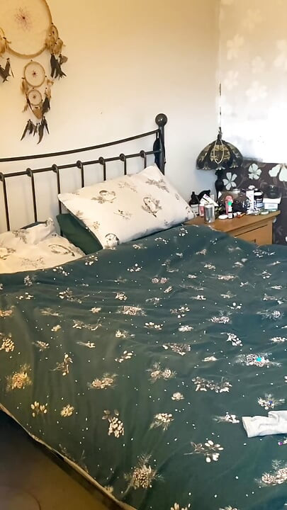 Νεαρός ασκούμενος βλέπει ένα σόου με τιτίβισμα στο παράθυρο