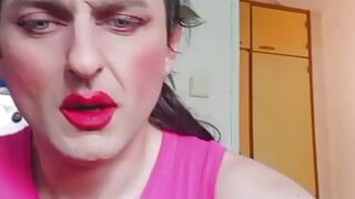 Travesti checa Barbara White masturbándose hasta correrse