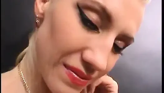 Büyük memeli sarışın orta yaşlı seksi kadın oyuncu seçmelerinde kovboy kızda yarak emiyor ve biniyor