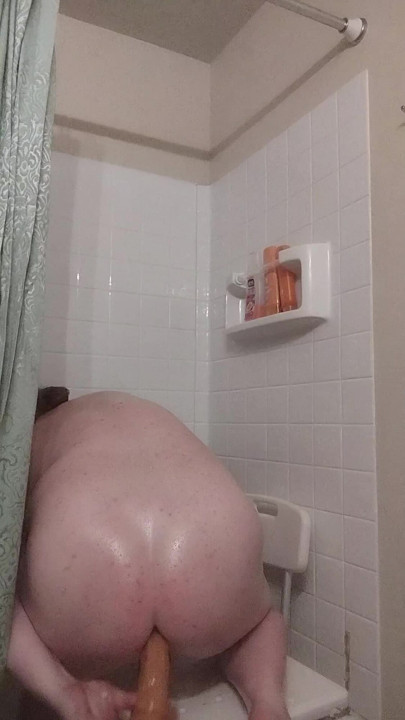 Prysznic dziwka bierze dildo głęboko w dupę