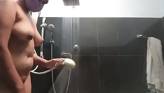 Aku lagi asik muasin memekku pakai toket besar saat lagi bersenang-senang