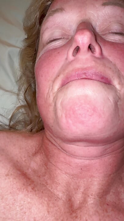 Mijn poesje wordt zo nat als ik aan zijn mooie pik zuig