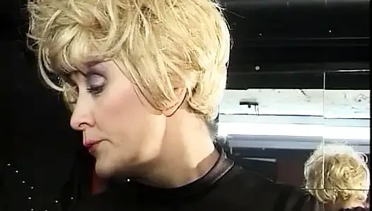 Edepsiz lateks Alman sürtükler bdsm grup seks yapıyor