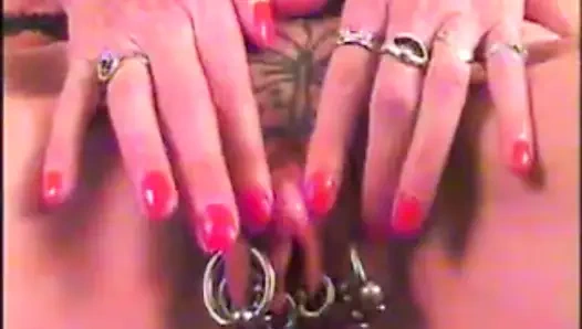 Inked and pierced - cewek-cewek alt dan emo bertato yang ditindik dan ditindik